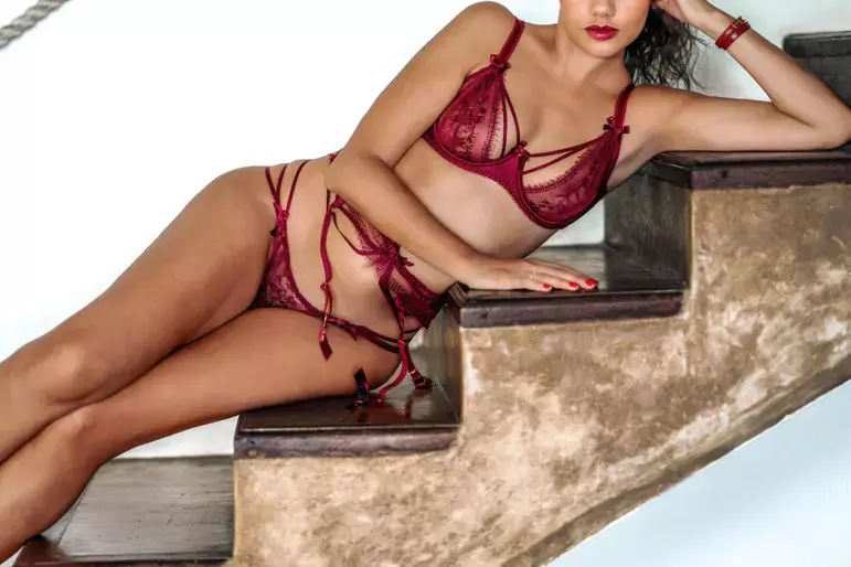 חשפניות במרכז להזמנה מראש